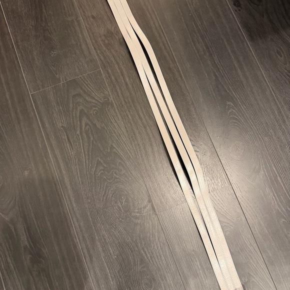 Elegant Light Grey Belt with Silver Buckle - Picture 4 of 4